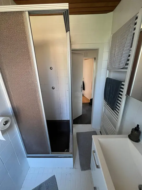 Dusche Vorher: Sicherheit für die Mama, Badsanierung in Linz von FoFa Haus & Bad