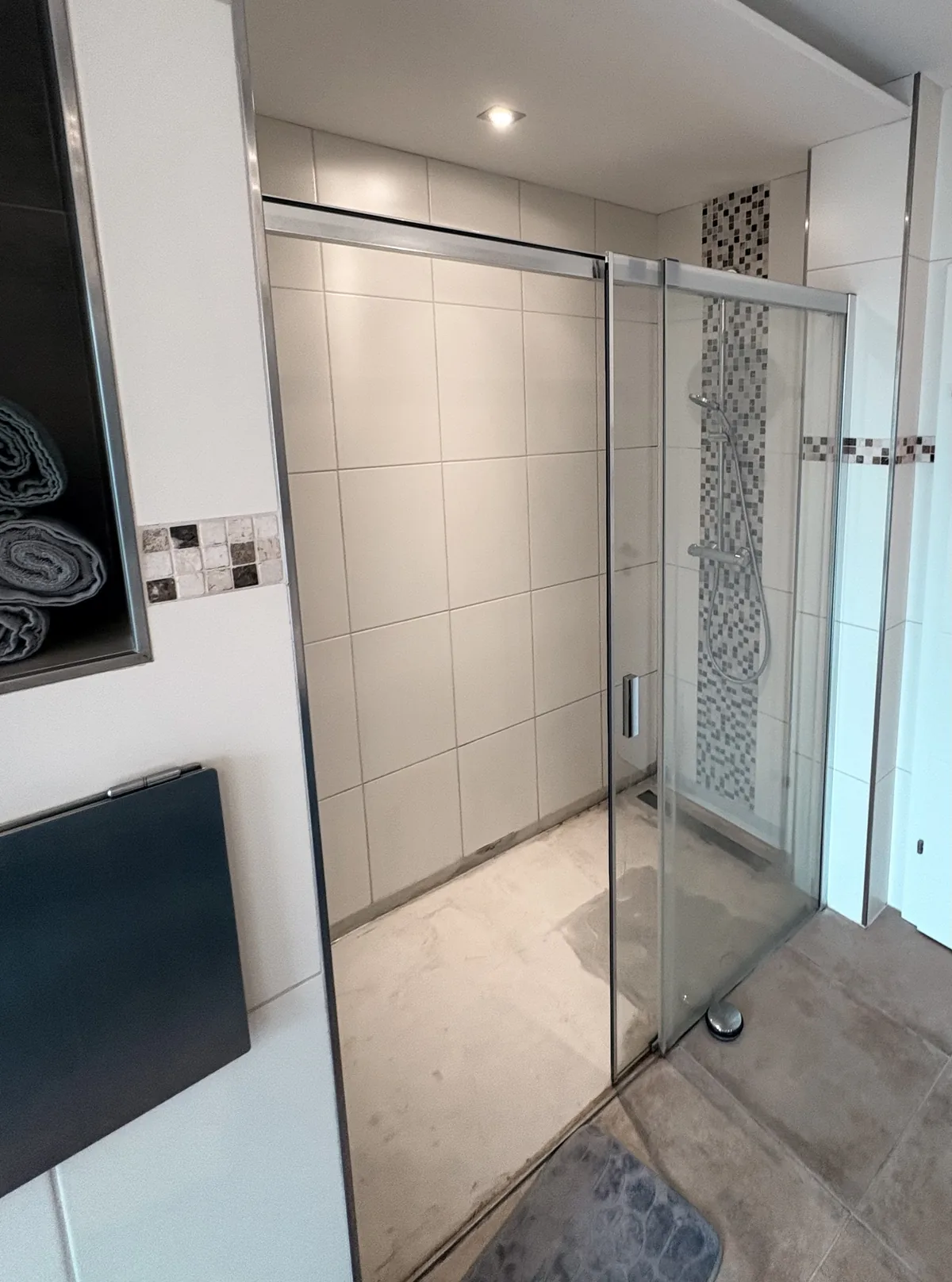 Vorher: alte Dusche mit Schiebetüren vor der Badsanierung durch FoFa Haus & Bad