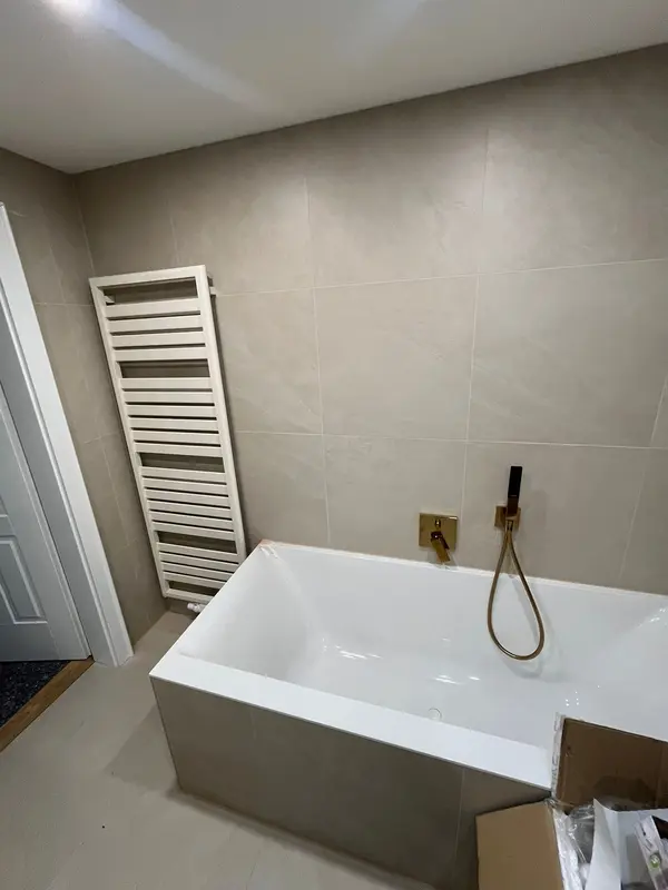 Bad Detail: Eine eigene Wohnung für die Tochter, Badsanierung in Hörsching von FoFa Haus & Bad