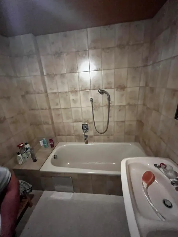 Bad Vorher: Eine eigene Wohnung für die Tochter, Badsanierung in Hörsching von FoFa Haus & Bad