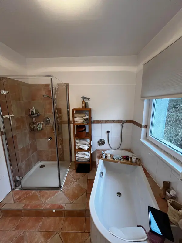 Dusche Vorher: Vom Baufehler zum Traumbad, Badsanierung in Leonding von FoFa Haus & Bad