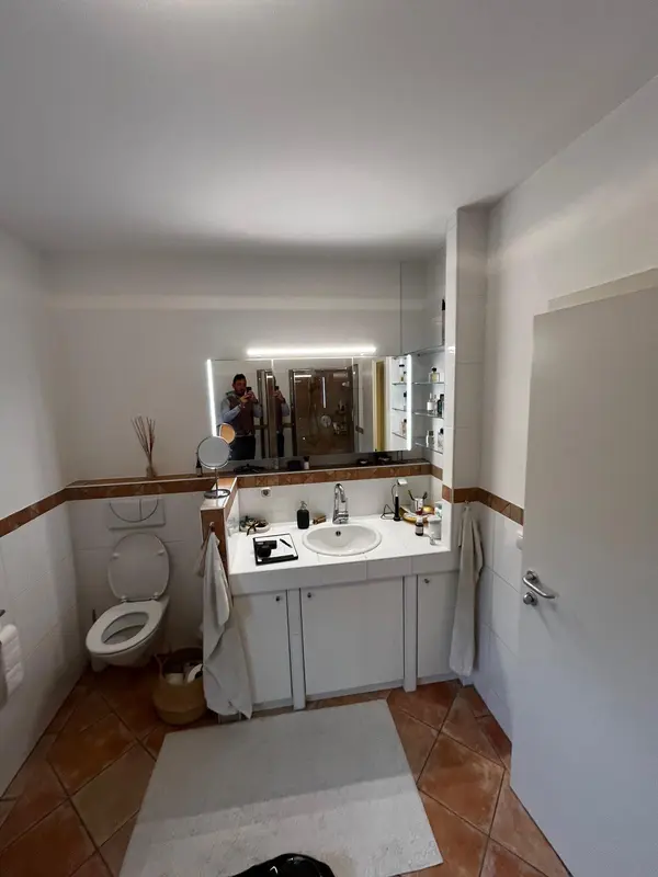 WC Vorher: Vom Baufehler zum Traumbad, Badsanierung in Leonding von FoFa Haus & Bad